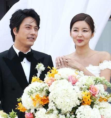 Sao Giày thủy tinh rạng ngời bên bà xã xinh đẹp