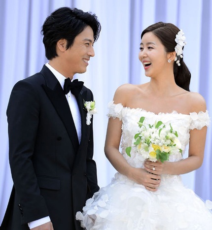 Park Sol Mi diện váy cưới duyên dáng và nụ cười rạng rỡ luôn ở trên môi cô.