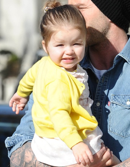 Con gái cưng của bà Beck buộc tóc đáng yêu