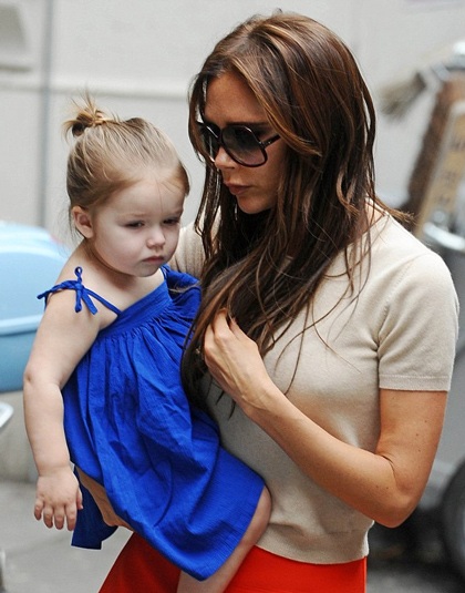 Cô nhóc bụ bẫm trong vòng tay bà mẹ nổi tiếng.