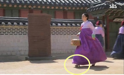 Kim Tae Hee bị phát hiện đi giày cao gót trong phim cổ trang - 2 Kim Tae Hee bị cư dân mạng phát hiện đi giày cao gót trong một bộ phim cổ trang.