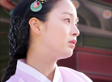Kim Tae Hee bị phát hiện đi giày cao gót trong phim cổ trang - 4 Tạo hình của Kim Tae Hee trong phim được khen vô cùng xinh đẹp, khả ái.