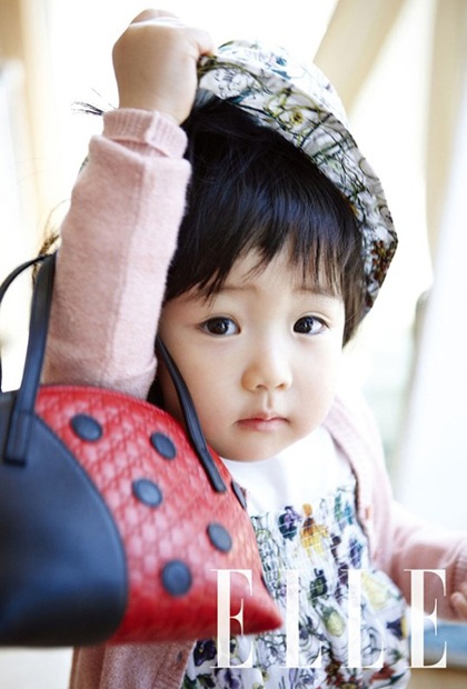 Cô con gái của Lee Young Ae được khen là giống mẹ và hứa hẹn tương lai sẽ trở thành một mỹ nhân.