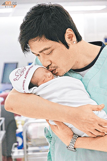 50 tuổi, La Gia Lương “vỡ òa” hạnh phúc khi đón “công chúa” - 3 La Gia Lương hạnh phúc ôm và hôn cô công chúa nhỏ.