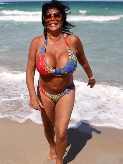 Angela Raiola là một ngôi sao truyền hình thực tế có tiếng tại Mỹ.