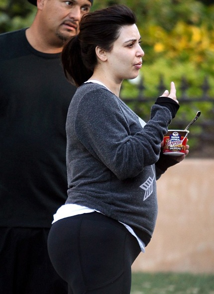 Kim vội vàng lao ra khỏi nhà với gương mặt nhợt nhạt và đồ ăn sáng trên tay để lao đến phòng tập.