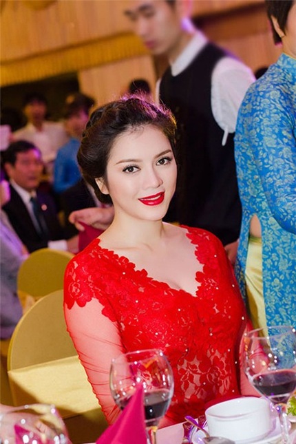 Lý Nhã Kỳ không lấy váy ra “dọa” người - 2 Tôi có đọc bài báo nói rằng chị lấy tiền mua danh tiếng, khi thấy điều này chị có giận dữ?