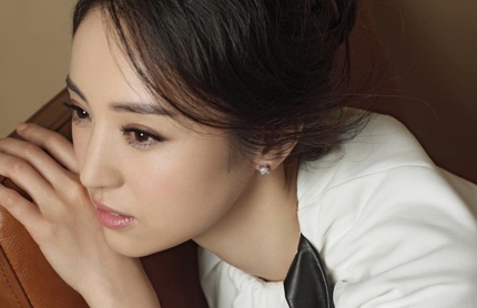 Thiếu đi lớp son phấn, Vũ Kỳ biến thành một người khác, dịu dàng và nữ tính hơn.