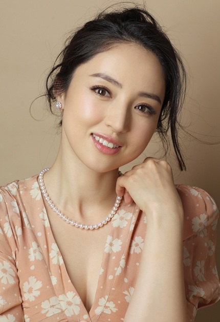 Thiếu đi lớp son phấn, Vũ Kỳ biến thành một người khác, dịu dàng và nữ tính hơn.