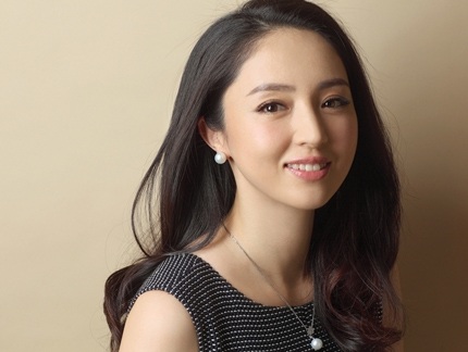 Thiếu đi lớp son phấn, Vũ Kỳ biến thành một người khác, dịu dàng và nữ tính hơn.