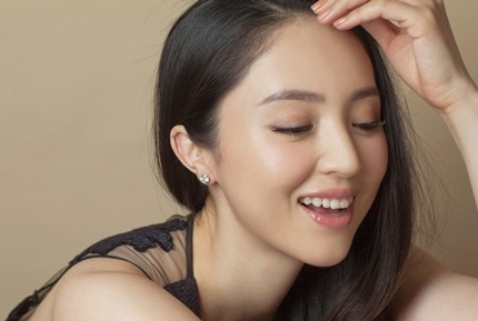 Thiếu đi lớp son phấn, Vũ Kỳ biến thành một người khác, dịu dàng và nữ tính hơn.