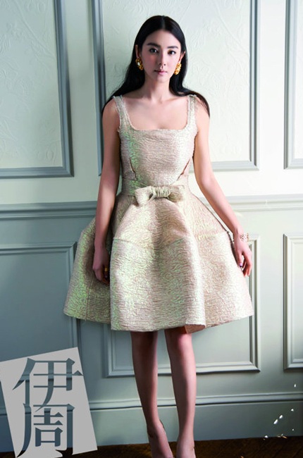 Người đẹp trang điểm nhẹ nhàng và làm tóc không cầu kỳ