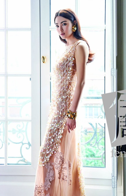 Người đẹp trang điểm nhẹ nhàng và làm tóc không cầu kỳ