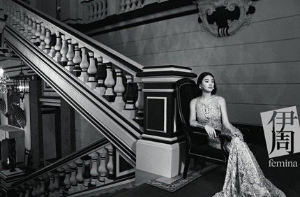 Thiếu đi lớp son phấn, Vũ Kỳ biến thành một người khác, dịu dàng và nữ tính hơn.