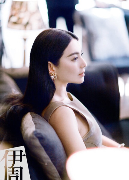 Thiếu đi lớp son phấn, Vũ Kỳ biến thành một người khác, dịu dàng và nữ tính hơn.