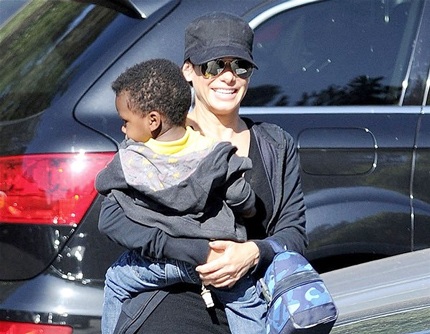 Những ngôi sao Hollywood làm mẹ ở tuổi tứ tuần - 12 Sandra Bullock nhận con nuôi Louis để thỏa mong ước làm mẹ, lúc này cô đã 45 tuổi.