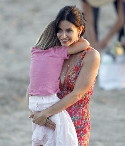 Những ngôi sao Hollywood làm mẹ ở tuổi tứ tuần - 5 Nữ diễn viên của Những người bạn - Courteney Cox đón con gái đầu lòng