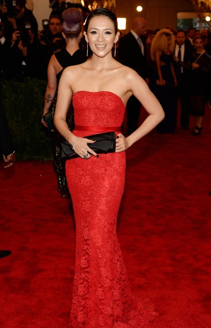 Chương Tử Di diện váy đỏ rực khoe nước da nâu rám nắng khỏe khoắn.