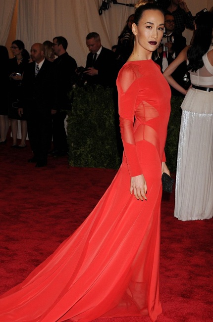 Maggie Q trông có phần già dặn hơn với phong cách thời trang ấn tượng này.