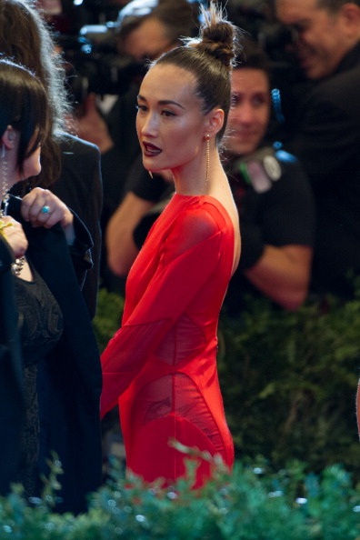 Maggie Q trông có phần già dặn hơn với phong cách thời trang ấn tượng này.