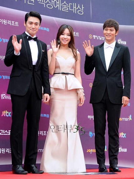 Kim Ah Joong (giữa)