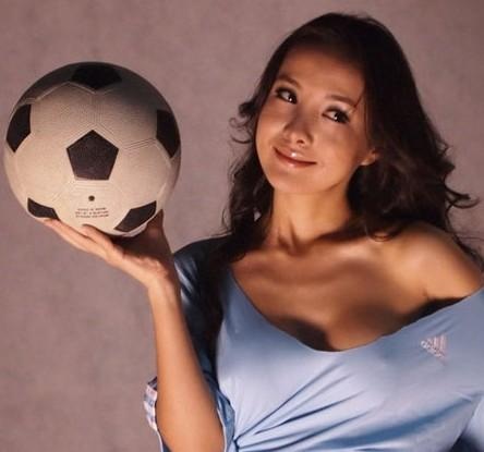 Bộ trang phục chẳng giống ai của Gan Lulu chỉ khiến cư dân mạng ngao ngán và tức giận