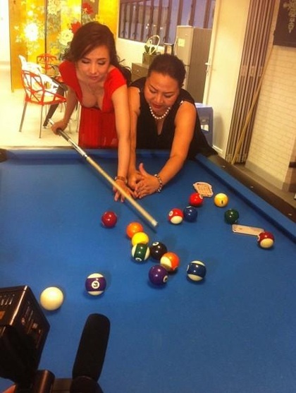 Mẹ ruột của Gan Lulu cũng hào hứng tạo dáng chụp ảnh cùng con gái.