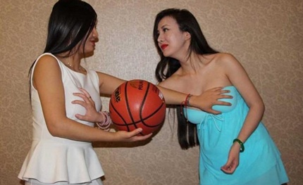 Hành động của hai chị em Gan Lulu bị đánh giá là phản cảm và bị cư dân mạng ném đá.