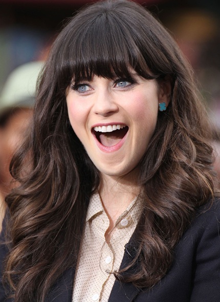 Jennifer Anniston với kiểu tóc vén mái lệch quen thuộc của mình chẳng bao giờ lỗi mốt.