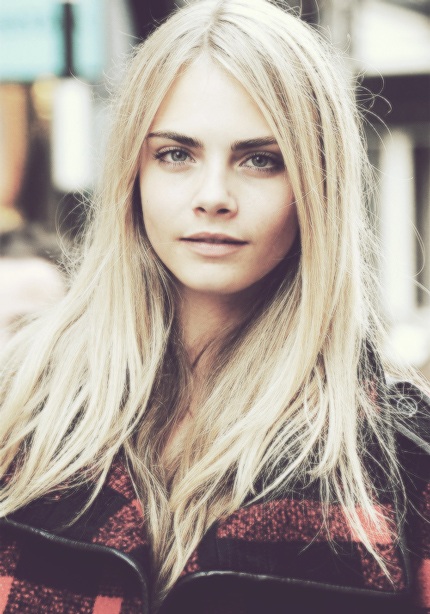 Tóc thẳng như của siêu mẫu Cara Delavigne...