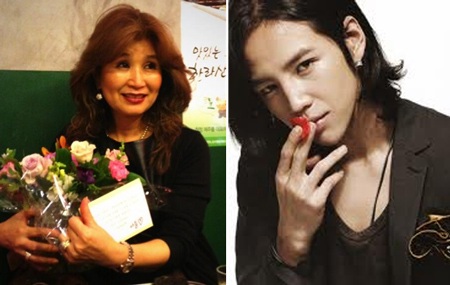 Sao Hàn khoe ảnh gia đình nhân Ngày của mẹ - 2 Mẹ của Jang Geun Suk hạnh phúc khi ôm bó hoa của con trai.