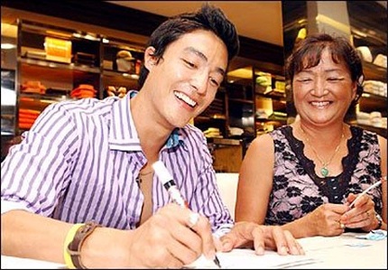 Sao Hàn khoe ảnh gia đình nhân Ngày của mẹ - 3 Mẹ của Jang Geun Suk hạnh phúc khi ôm bó hoa của con trai.