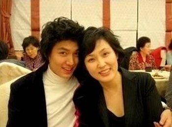 Sao Hàn khoe ảnh gia đình nhân Ngày của mẹ - 4 Hotboy Lee Min Ho và bức ảnh hiếm với mẹ ruột. Mẹ của Lee Min Ho rất xinh và trẻ trung!