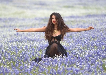 Selena Gomez nóng bỏng trong clip mới
