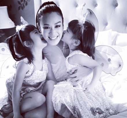 ..và Quintus khoe bức tranh tặng mẹ nhân Ngày của mẹ.