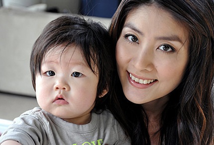 Trần Tuệ Lâm khoe quý tử thứ hai của cô với khán giả hâm mộ.