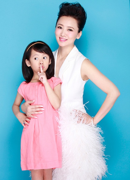 Nữ diễn viên Tràn Hồng xuất hiện cùng con gái cưng trên tạp chí nhân dịp Ngày của mẹ.