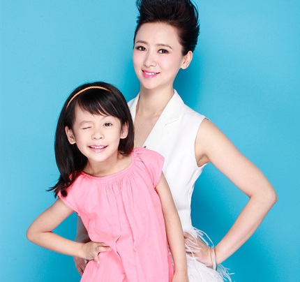 Nữ diễn viên Tràn Hồng xuất hiện cùng con gái cưng trên tạp chí nhân dịp Ngày của mẹ.