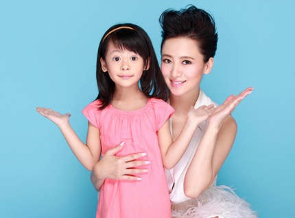 Nữ diễn viên Tràn Hồng xuất hiện cùng con gái cưng trên tạp chí nhân dịp Ngày của mẹ.