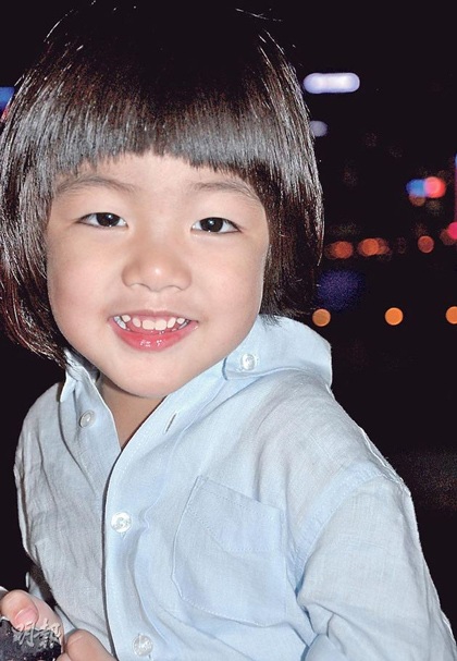 Trần Tuệ Lâm khoe quý tử thứ hai của cô với khán giả hâm mộ.