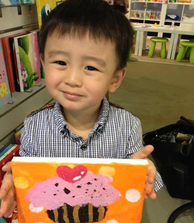 ..và Quintus khoe bức tranh tặng mẹ nhân Ngày của mẹ.