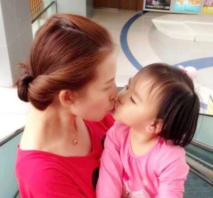 Nữ diễn viên Tràn Hồng xuất hiện cùng con gái cưng trên tạp chí nhân dịp Ngày của mẹ.