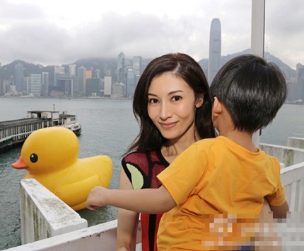 Cựu Hoa hậu Hồng Kông Lý Gia Hân đưa con trai cưng gần 3 tuổi đi chơi nhân dịp Ngày của mẹ.