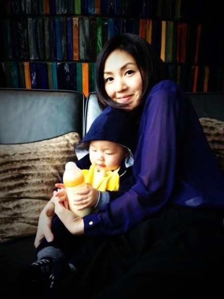 Cựu Hoa hậu Hồng Kông Lý Gia Hân đưa con trai cưng gần 3 tuổi đi chơi nhân dịp Ngày của mẹ.