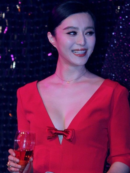 Người đẹp diện váy cổ chữ V gợi cảm khoe đôi gò bồng đảo đầy đặn.