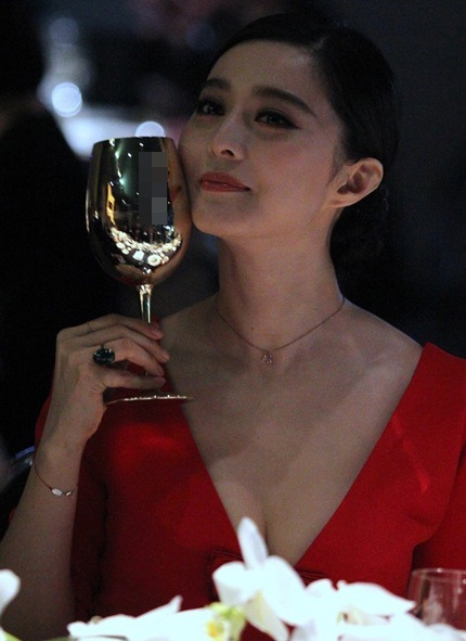 Người đẹp diện váy cổ chữ V gợi cảm khoe đôi gò bồng đảo đầy đặn.