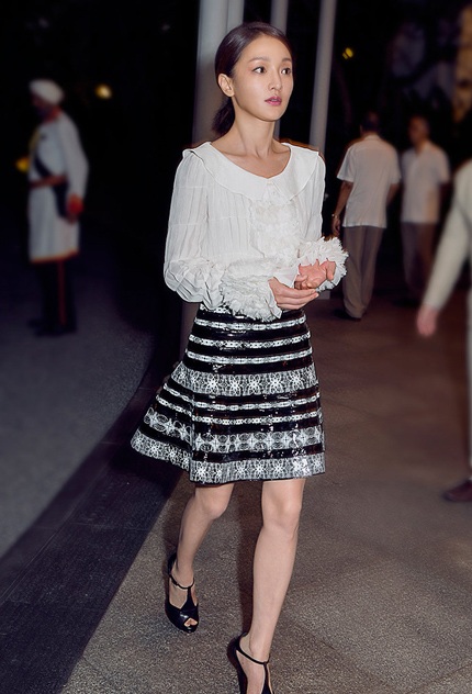 Cô diện váy của nhà thiết kế Karl Lagerfeld.