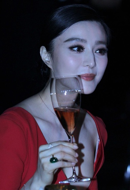 Người đẹp diện váy cổ chữ V gợi cảm khoe đôi gò bồng đảo đầy đặn.