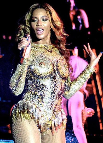 Beyonce biểu diễn trong đêm diễn hồi đầu tháng 5 với bộ trang phục gây tranh cãi