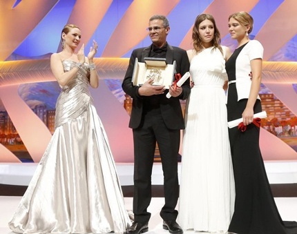 Đạo diễn Abdellatif Kechiche cùng hai nữ diễn viên chính của bộ phim